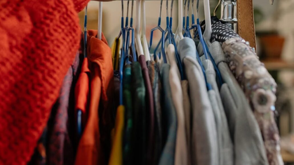 Mode éthique : comment choisir ses vêtements d'occasion en 2026