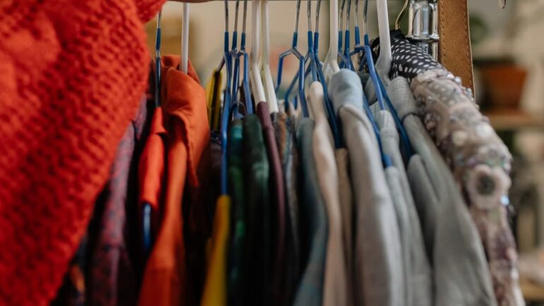 Mode éthique : comment choisir ses vêtements d'occasion en 2026